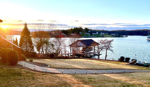 Dockside Daze-Prime Waterfront Loc w/Amazing View, Firepit, Tiki Bar, Lrg Dock
