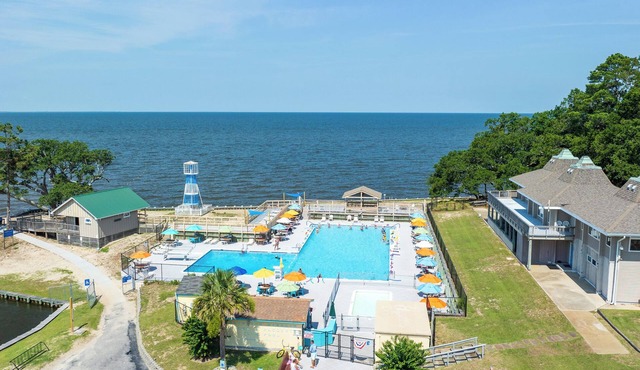 Dockside Dream: Canalfront, Hot Tub, Elevator
