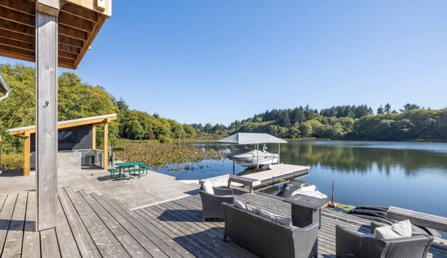 Dockside on Devil’s Lake, hot tub, dock, fire pits, game & family rooms, Pets OK