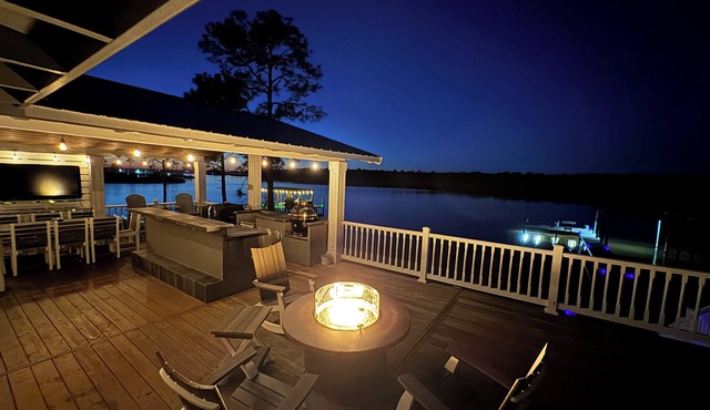 Dockside Paradise!- Kayaks, Hot Tub & Private Dock–Minutes from Beaches & Dining