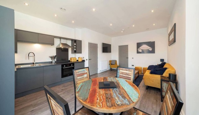 Dockside: Quay Views, City Vibes