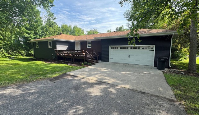 Dockside Retreat on the Canal on Lake Bemidji- 4BR, 3BA-Hot Tub-Fireplace!
