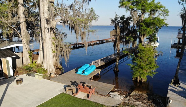 DOCKTAILS CABANA! Lake Front! HUGE outdoor space!