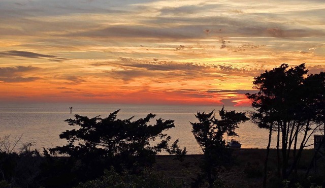 Doctor's Orders/Nostalgic Family Cottage with Views of Pamlico Sound and Sunsets