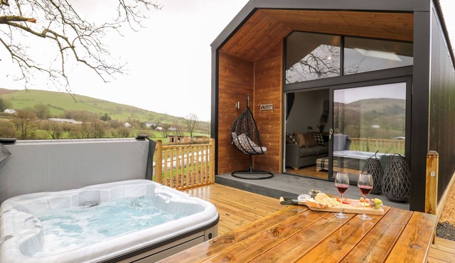 DOE LODGE, family friendly, with hot tub in Rhayader
