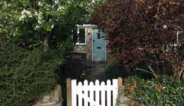 DOFFERS COTTAGE, family friendly, character holiday cottage in Airton