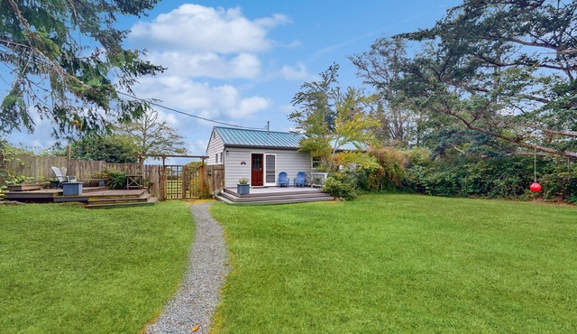 Dog and family-friendly escape with deck, bay view, and Wifi