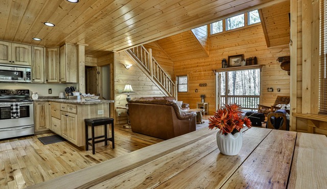 Dog and Family Friendly-Hot Tub-Pool Table-Arcade- Foosball-Large & Private-