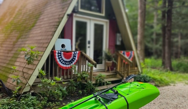 Dog/Family Friendly A-Frame! Walk to Lake/Kayak use in the Berkshires!