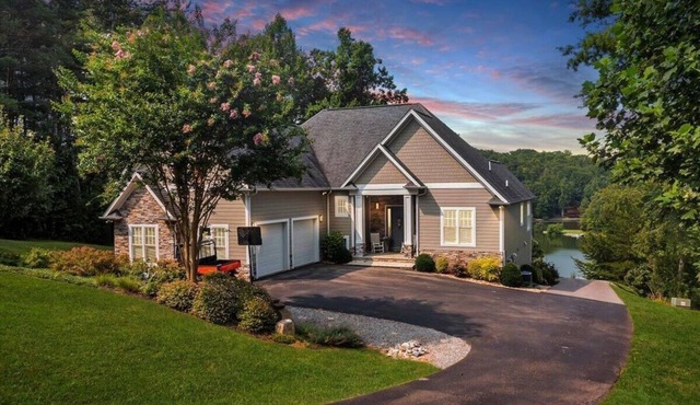 Dog & family friendly, SML VA, quiet cove, kayaks, swimming pool