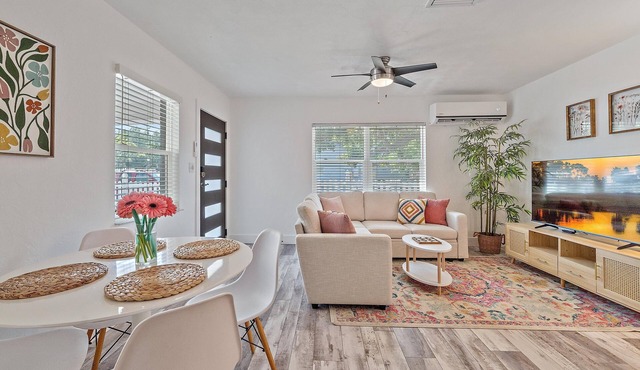 Dog & Family Friendly, Walk to Downtown & Payne Park, Close to Beaches