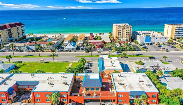 Dog friendly condo with pool fitness area balcony fast WiFi and WD