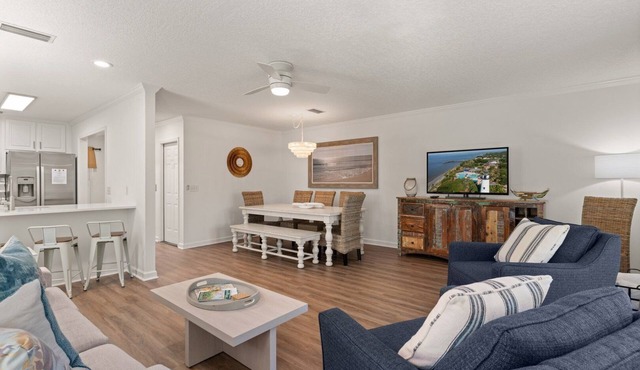 Dog Friendly, Steps away from the beach, Restaurants, Village, and Pier.