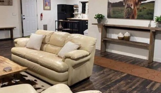 Dog Friendly 2-bdrm/1-ba with clawfoot tub, close to Applegate Valley Wineries.