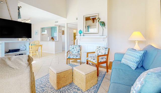 Dog-friendly, 2-level condo with deck, fast WiFi, pool, tennis & fishing pier