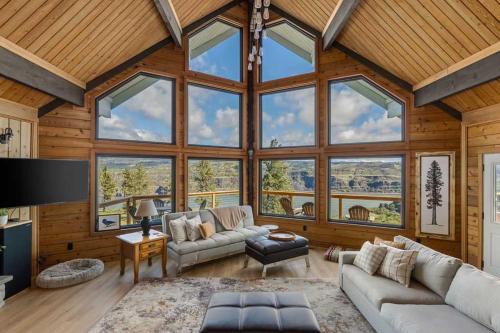 Dog-friendly 2-level gorge view home with hot tub lovely deck central AC W&D