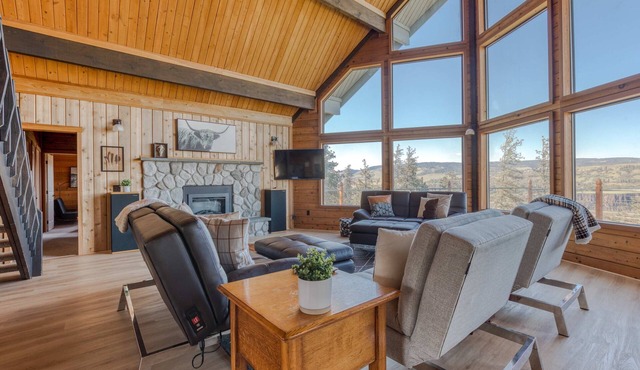 Dog-friendly, 2-level gorge view home with hot tub, lovely deck, central AC, W&D