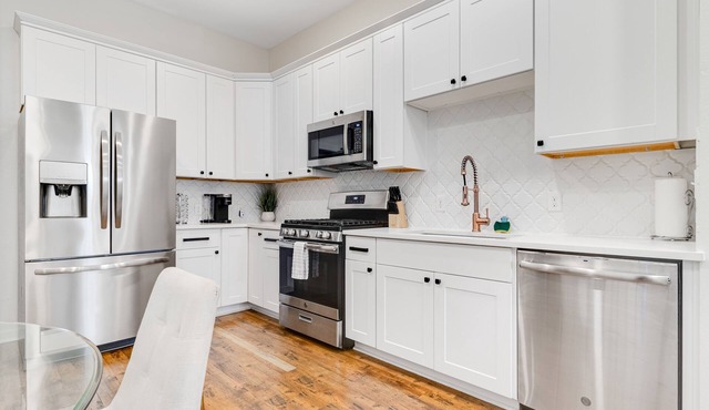 Dog-friendly 2-story house near downtown with grill, washer/dryer, streaming, AC