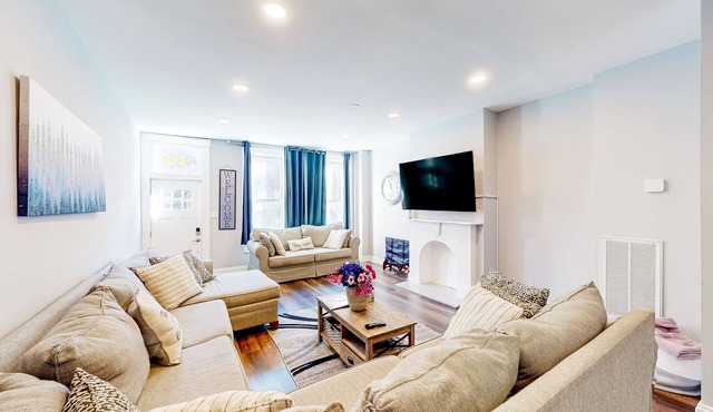 Dog-friendly 2-story townhouse in great location with private patio & streaming