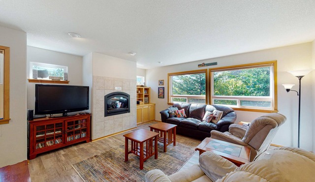 Dog-friendly 2-story duplex with gas fireplace, enclosed yard, gas grill & W/D