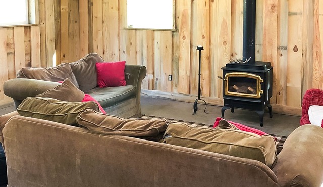 Dog-friendly 20-acre glamping camp with 2 cabins & firepit - near Columbia River