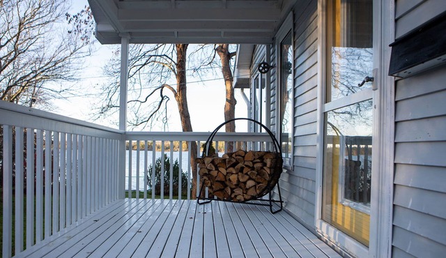 Dog Friendly 3 bedroom Lake House. Fenced Yard