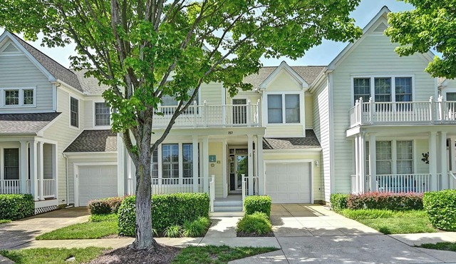 Dog Friendly, 3 bedroom Townhome in the Bear Trap Dunes Community! WIFI, Community Pool, Beach Shuttle, and more!