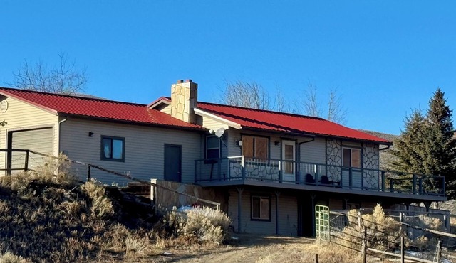 Dog friendly 3-bedroom house in beautiful Challis for your mountain getaway!