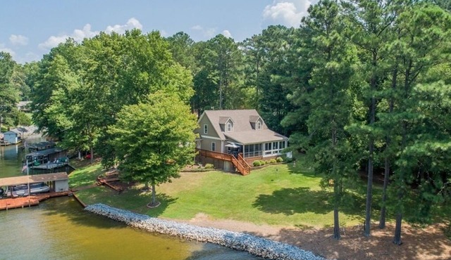 Dog Friendly, 370+ ft of Waterfront, dock access and kayaks!