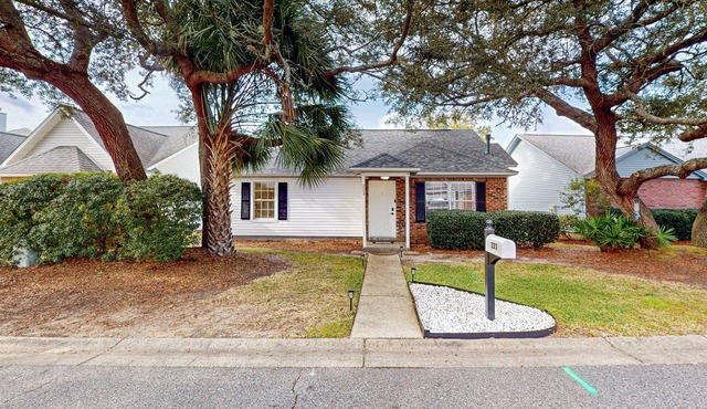 Dog-Friendly 3BR Near Destin w/Fireplace, W & D