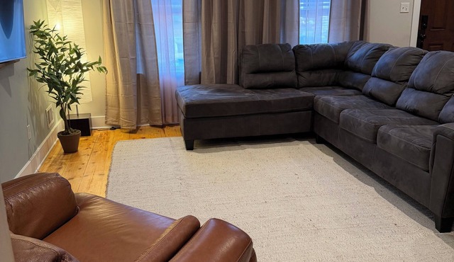 Dog-Friendly 3BR Pittsburgh Home Walk to Stadiums Free Parking Fenced Yard