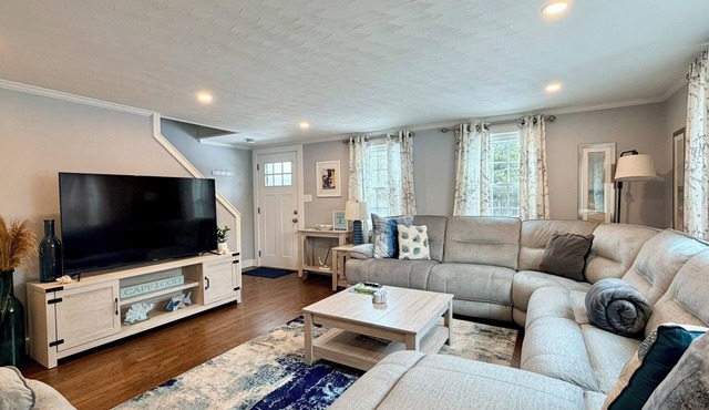 Dog-Friendly 4-bedroom home, close to restaurants and beaches, w. fenced yard.