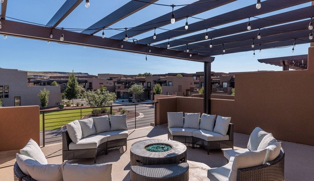 Dog-Friendly 4BR Sleeps 16 - Red Rock View Deck
