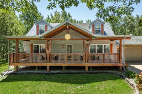 Dog-friendly 6-acre 5BR 3BA home, game room, deck, Wisconsin Dells 10min