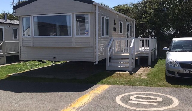 Dog friendly 6 berth caravan with decking close to Pakefield beach ref 68106CR