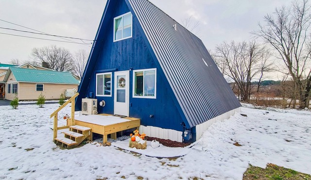 Dog-friendly A-frame with private washer/dryer, firepit, WiFi, & kitchen