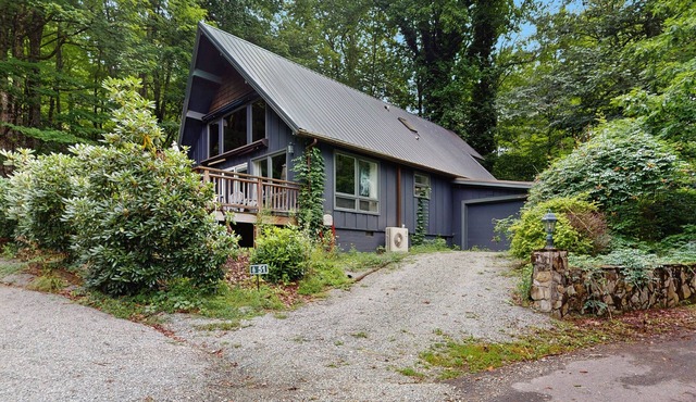 Dog-friendly A-frame chalet close to hiking, skiing and fishing