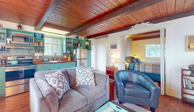 Dog-friendly ADU with a full kitchen & shared washer&dryer - near the water