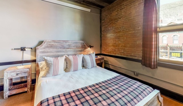 Dog-friendly and lovely suite with free WiFi & a kitchenette in a great location