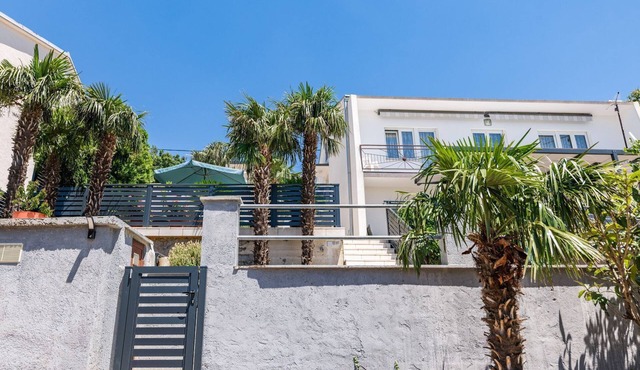 Dog-friendly apartment just 500 metres from the beach with sea views, garden and barbecue