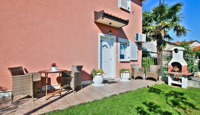 Dog-friendly apartment just 500 metres from a hidden gem of a beach