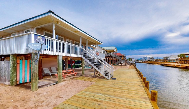 Dog-friendly bay front house near beach access w/ private dock & free WiFi!