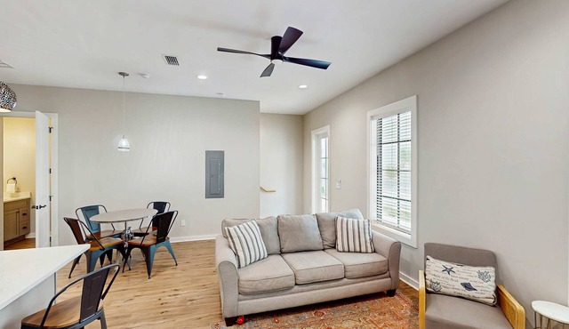 Dog-friendly bay view duplex with full kitchen, washer/dryer, & central AC