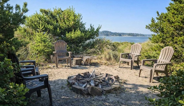 Dog-Friendly Bayfront Escape w/hot tub, decks & beach access