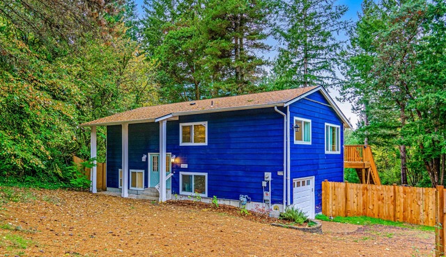 Dog-friendly bayfront home w/free WiFi, private washer/dryer, waterfont deck