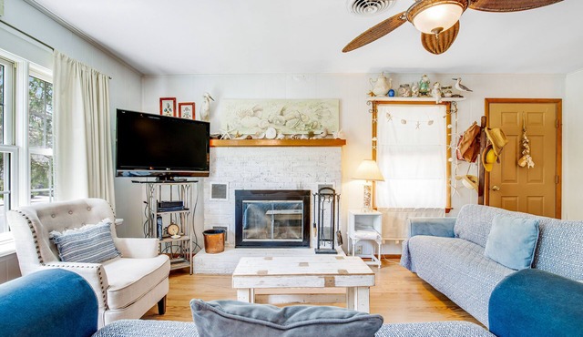 Dog-friendly beach cottage with WiFi, W/D, updated kitchen & outdoor shower