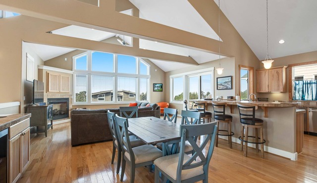Dog-friendly beach home ideal for entertaining with 2 fireplaces & great kitchen
