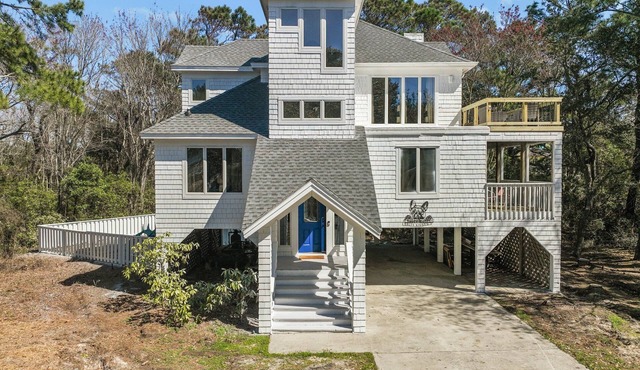 Dog Friendly beachhome with own pool &hot tub view of sound 5min walk from beach