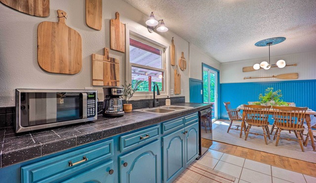 Dog-friendly Bella Vista Home w/Grill + Deck