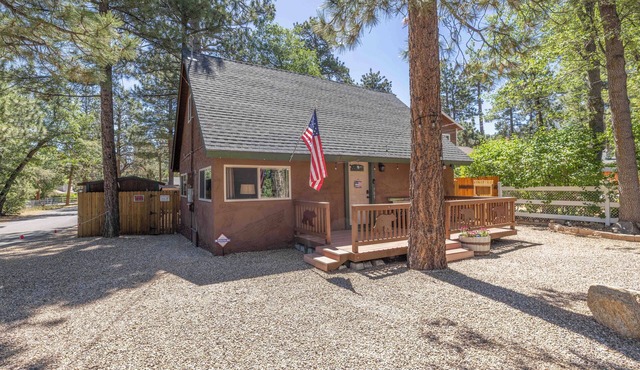 Dog-Friendly Big Bear Cabin w/Large Fenced Yard & Cozy Fireplace in Sugarloaf
